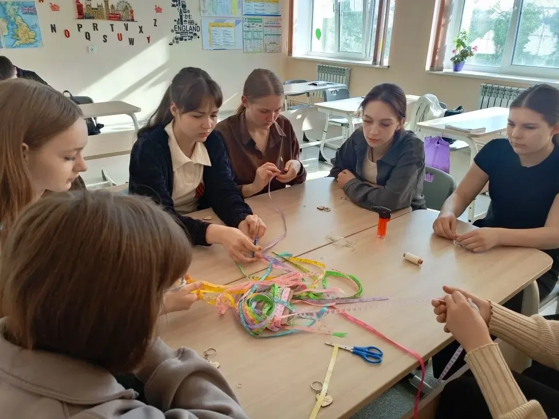 Школьники из ДНР и Яр-Сале создали аксессуары к Международному дню семьи  Юные благополучатели ямаль