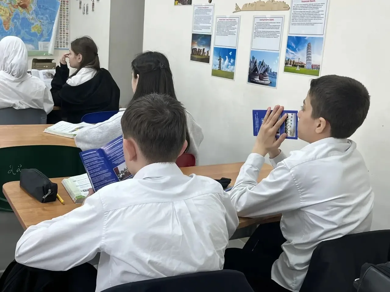 Сотрудники гуманитарно-педагогического колледжа провели профориентационные беседы с девятиклассникам