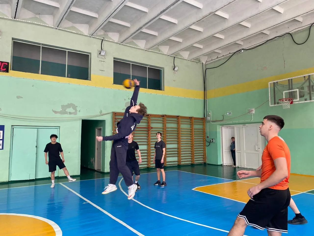 Школьные соревнования по волейболу в честь Дня защитника Отечества 🇷🇺  Вчера в нашей школе в честь Д