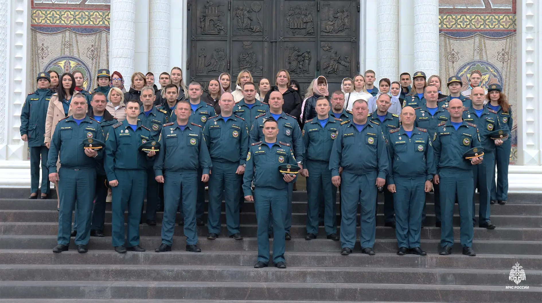 Под небесным покровом: в главном храме Арктики спасатели Ямала помолились перед иконой ...