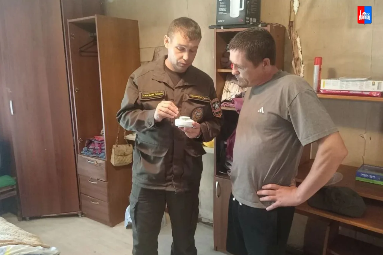 На территории округа продолжаются работы по установке автономных пожарных извещателей в домах семей,