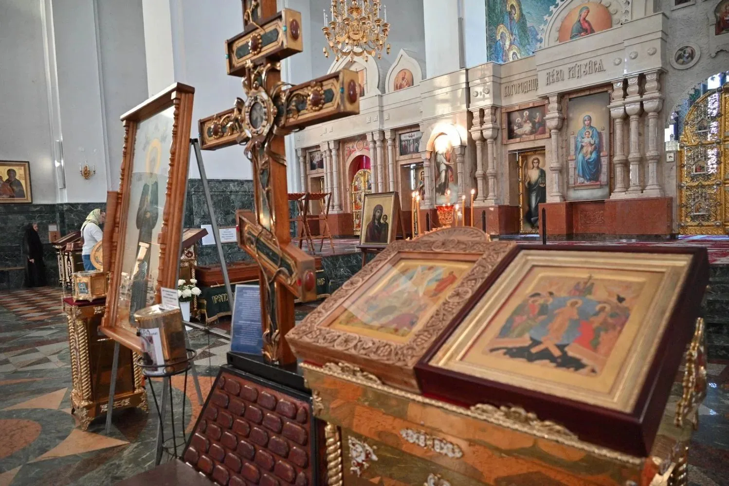 В Йошкар-Олу прибыли крест-мощевик с частицей Ризы Господней и ковчег с частицей мощей ...