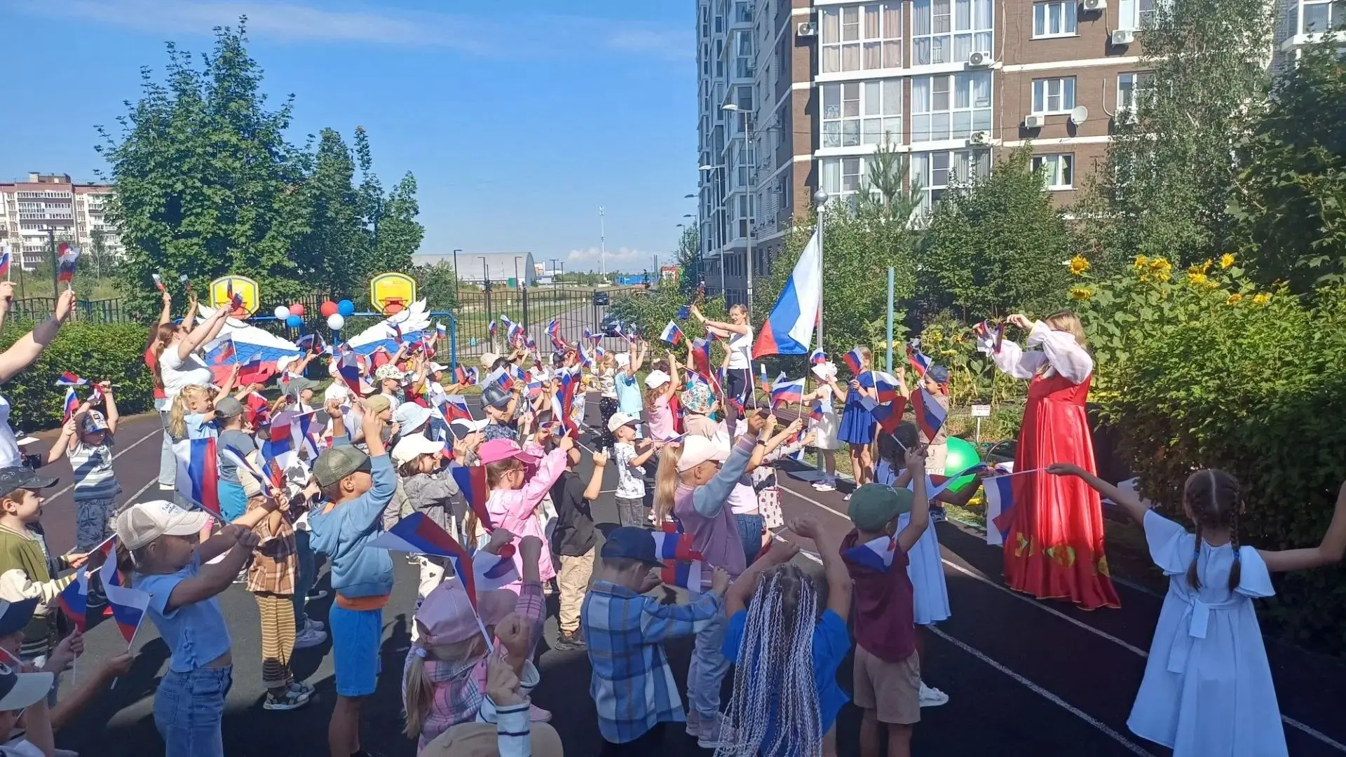 С днем Российского флага!