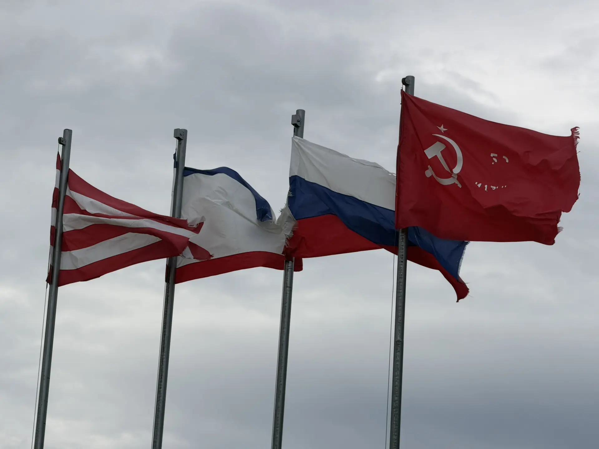 🇷🇺 При объезде города обратил внимание на состояние государственных флагов на перекрестках улиц Ки
