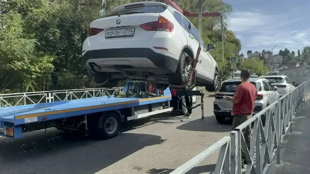 🚗 Десятки машин увезли на штрафстоянку в центре Сочи.