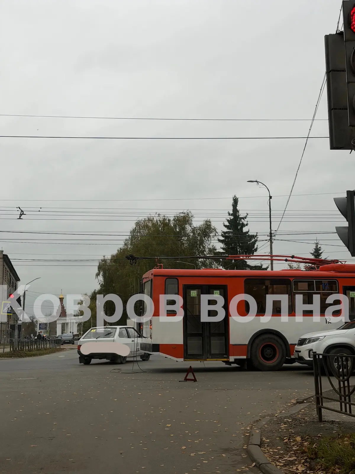 ТРОЛЛЕЙБУС И ЛЕГКОВУШКА НЕ ДОГОВОРИЛИСЬ ‼️‼️