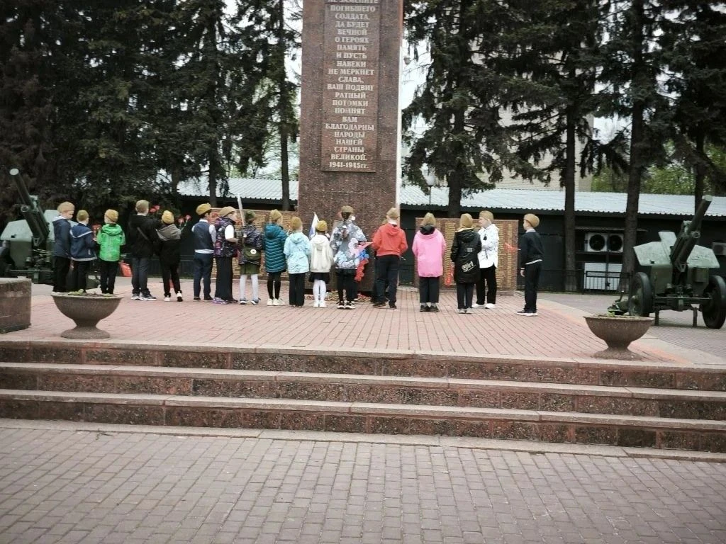 8 мая ученики 1 "А", 2 "Б" и 3 "Б" классов почтили память погибших в Великой Отечественной войне мин