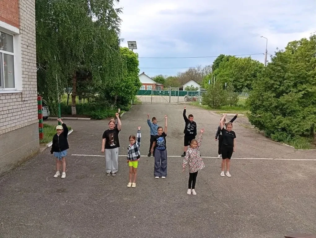 4️⃣ день в пришкольном лагере "Солнечный экспресс" начался с традиционной линейки, заря...