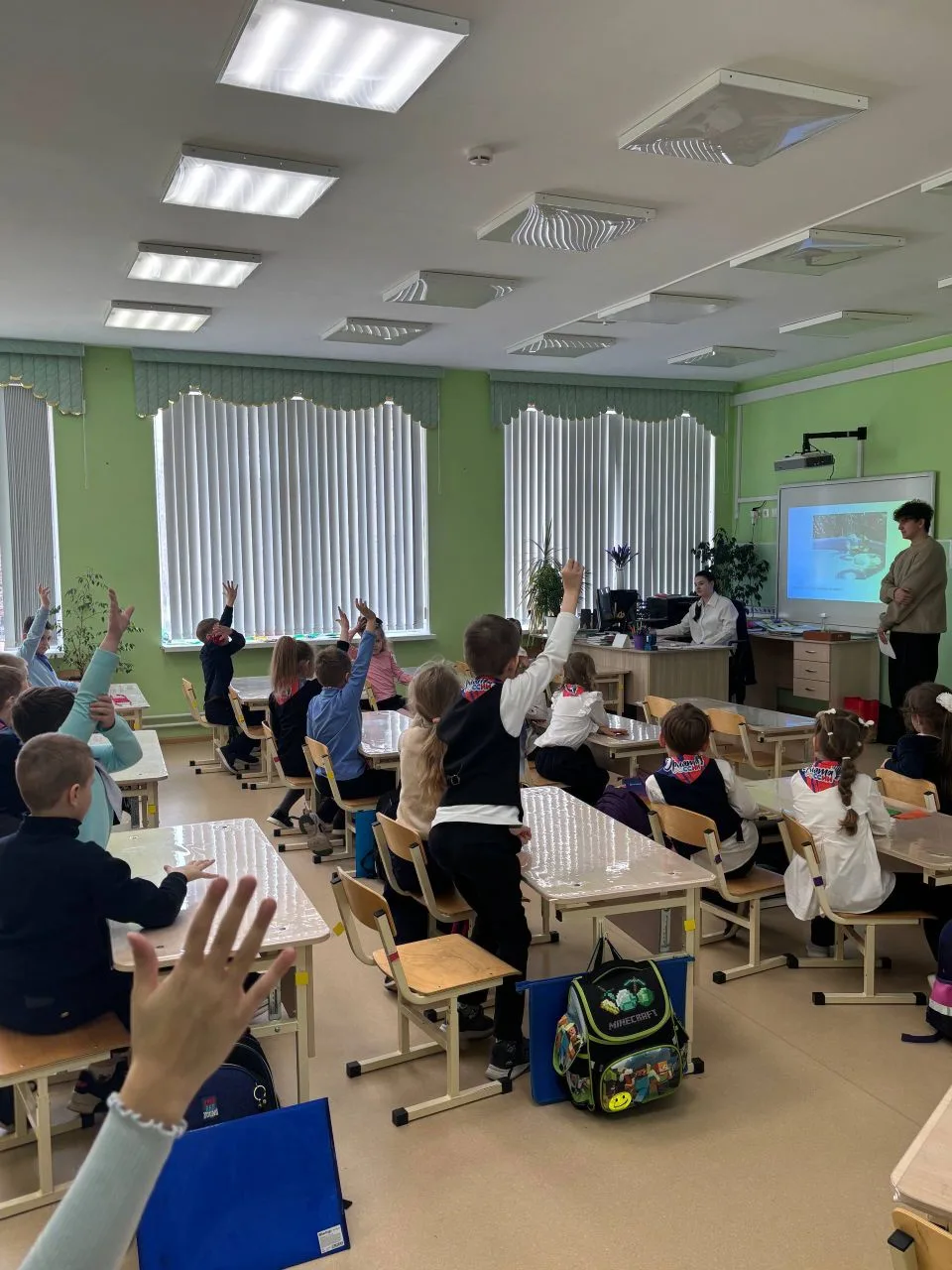 💧 Чистая вода из грязной лужи: маленькие секреты больших технологий в 1 «В»!  Сегодня первоклассники