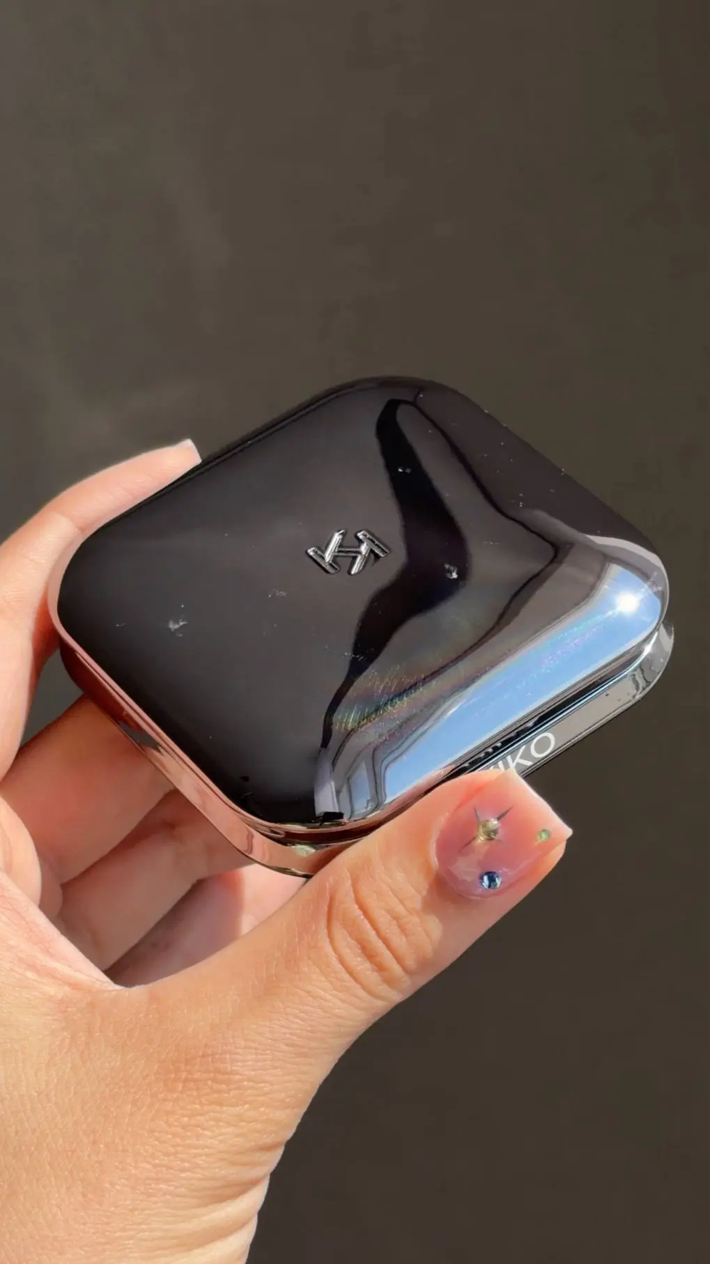 Люблю я использовать продукты не по назначению…

У Kiko есть запеченный хайлайтер для лица с мерцающ