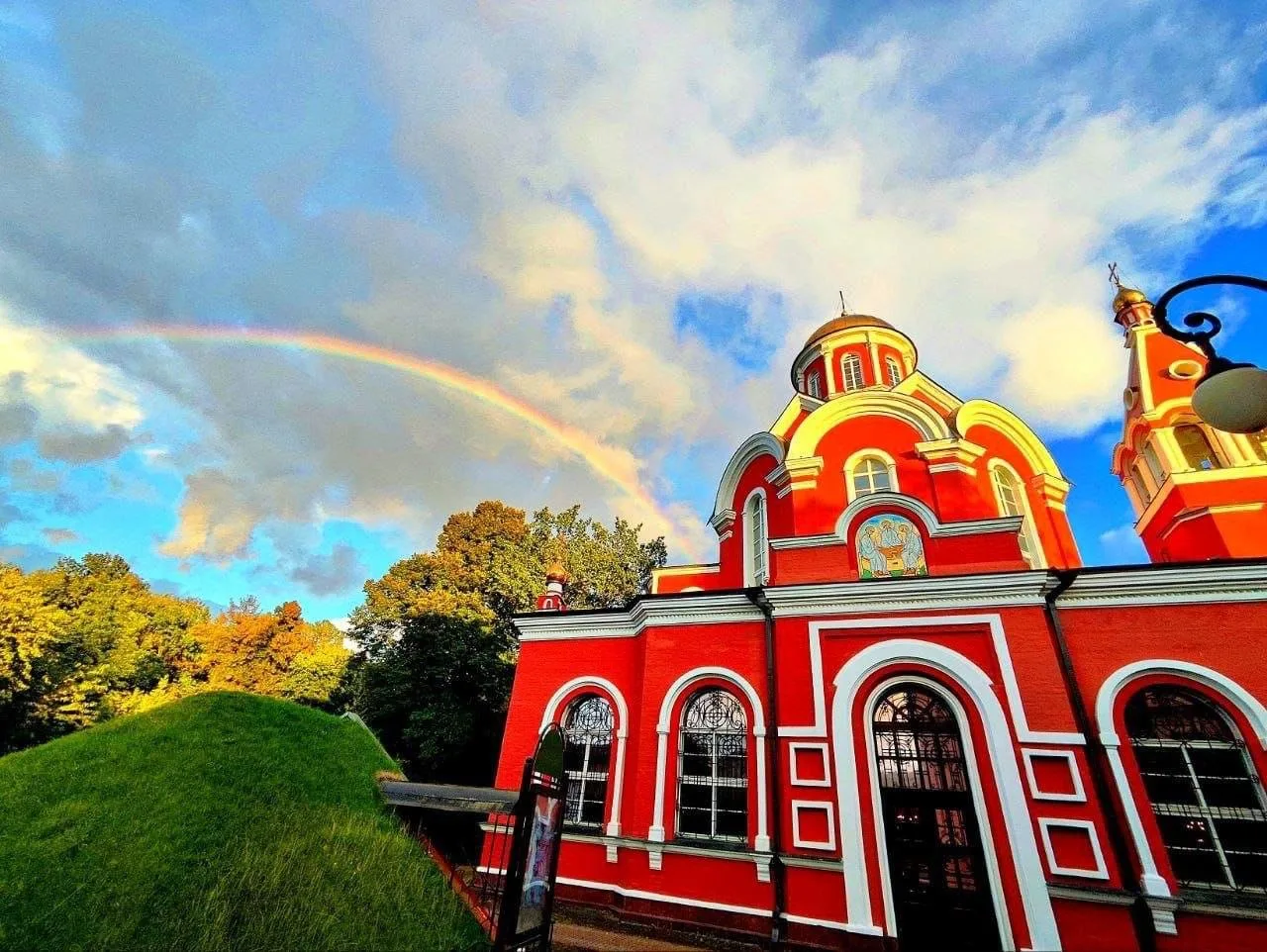 🌈 Храм Благовещения Пресвятой Богородицы в Петровском парке и радуга — спасибо за крас...