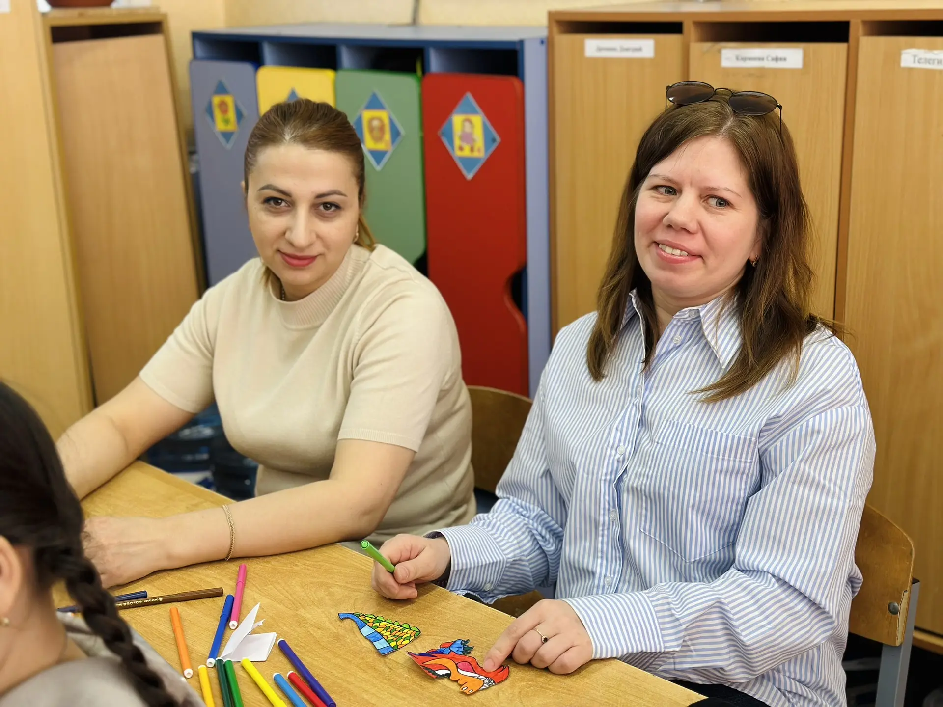 ✍️ Первые шаги в Поднебесную: когда иероглифы становятся семейным делом! 🏮👨‍👩‍👧‍👦  В начальной школе