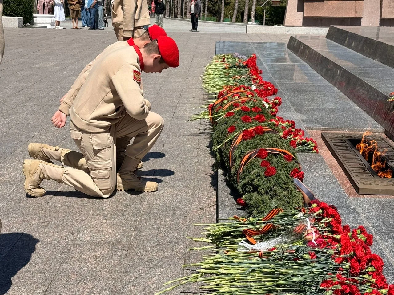 Наши юнармейцы заступили на вахту памяти у вечного огня у Обелиска Славы на Сапун-горе.  #ЮНАРМИЯ_Аф