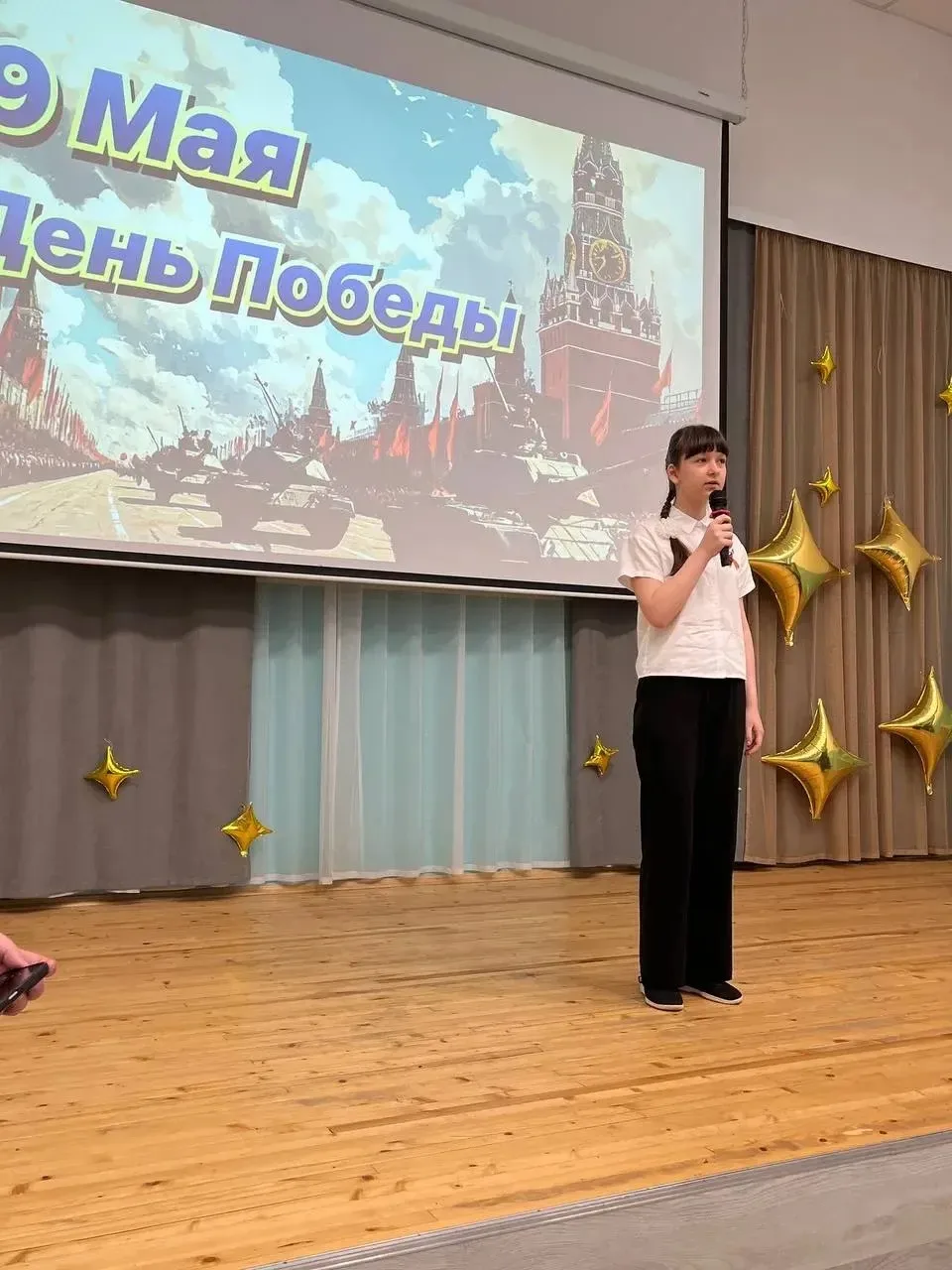 8 мая, накануне Дня Победы, в школе прошли торжественные линейки для всех параллелей — с 1-го по 11-
