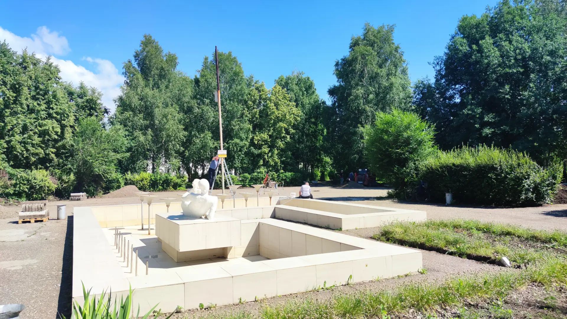 В сквере ДК «Криолит» продолжаются работы по прокладке траншей для бордюров и электрока...