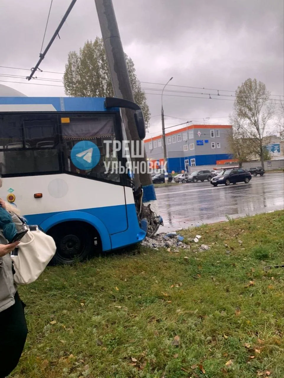 30й автобус въехал в столб на Туполева