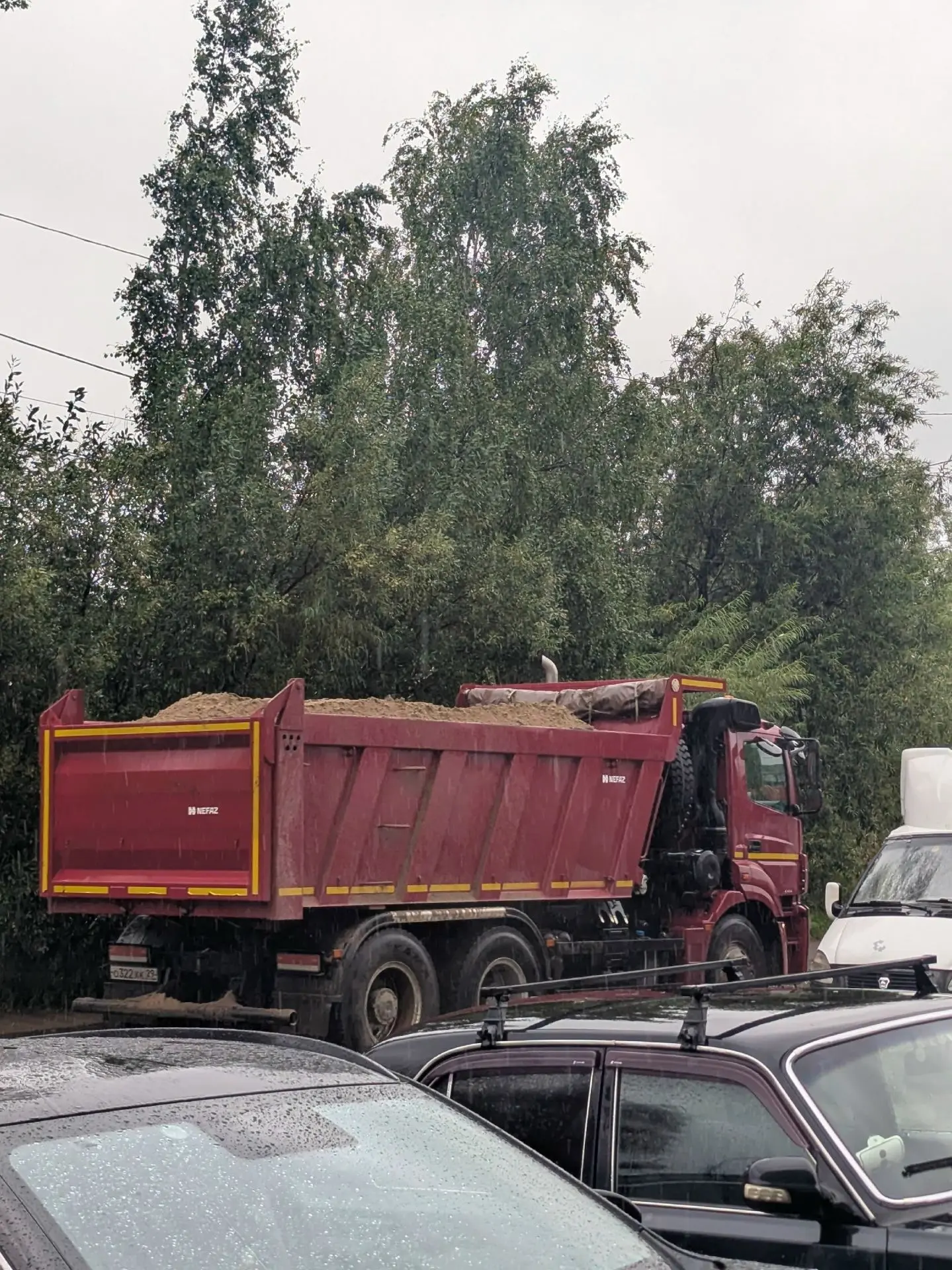 Песок в лёгких, ямы на дорогах: большегрузы портят жизнь окраины Архангельска