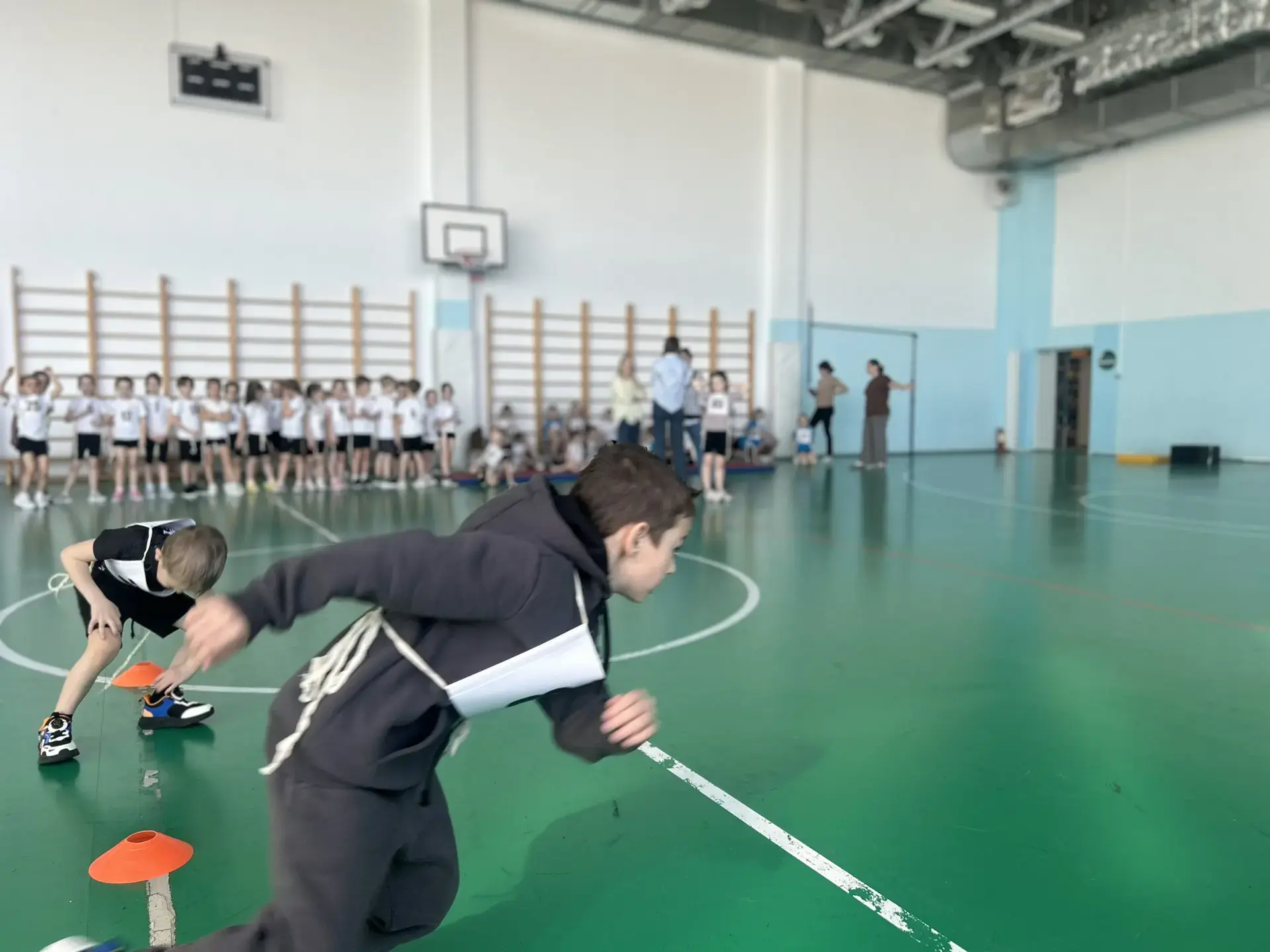 🏅 Спорт начинается с детства!   Наша школа превратилась в настоящий центр чемпионов. К нам в гости п