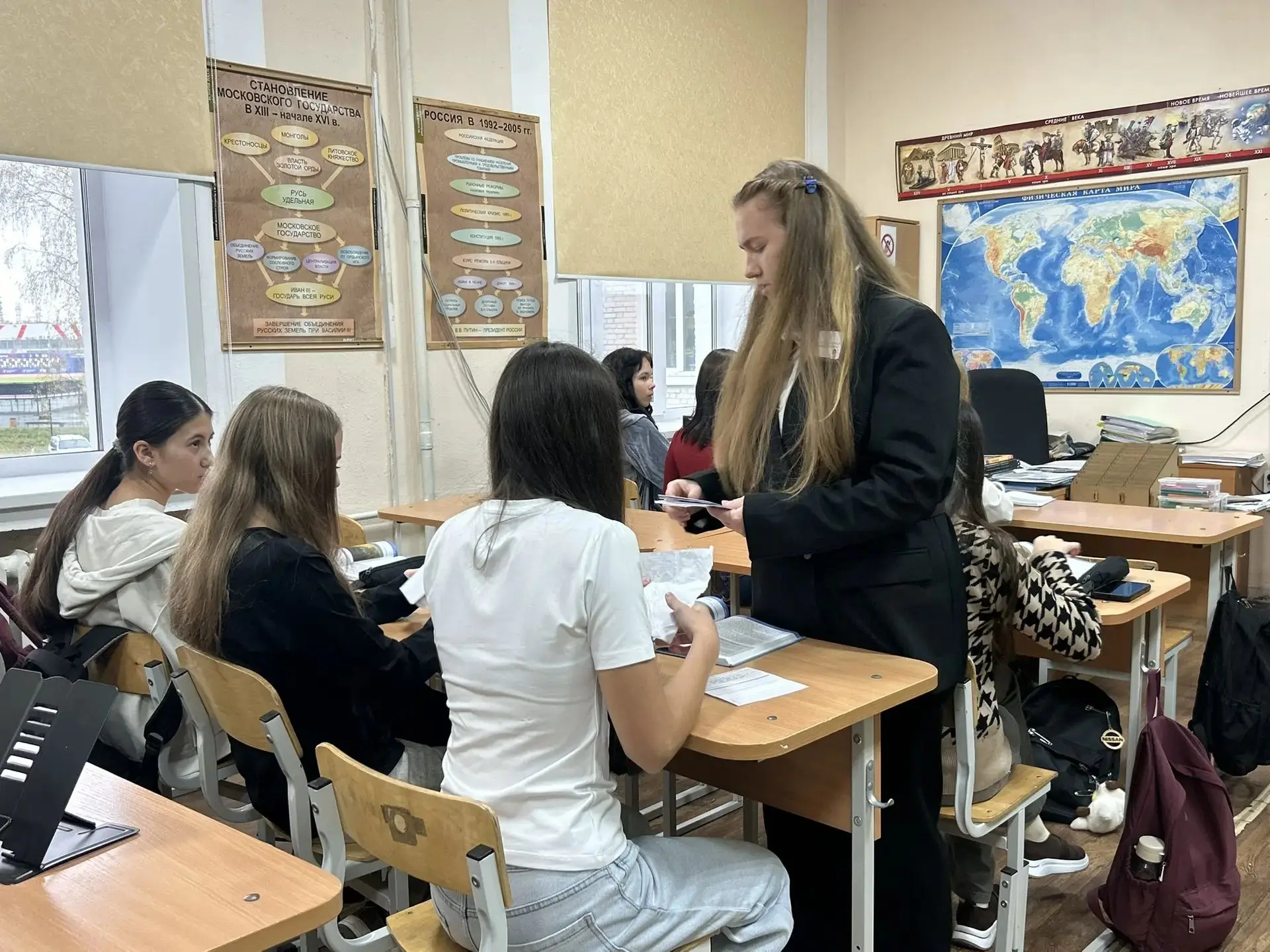 Сегодня в школе День учителя прошёл на два фронта — и оба удачно! 🎉👩🏼‍🏫