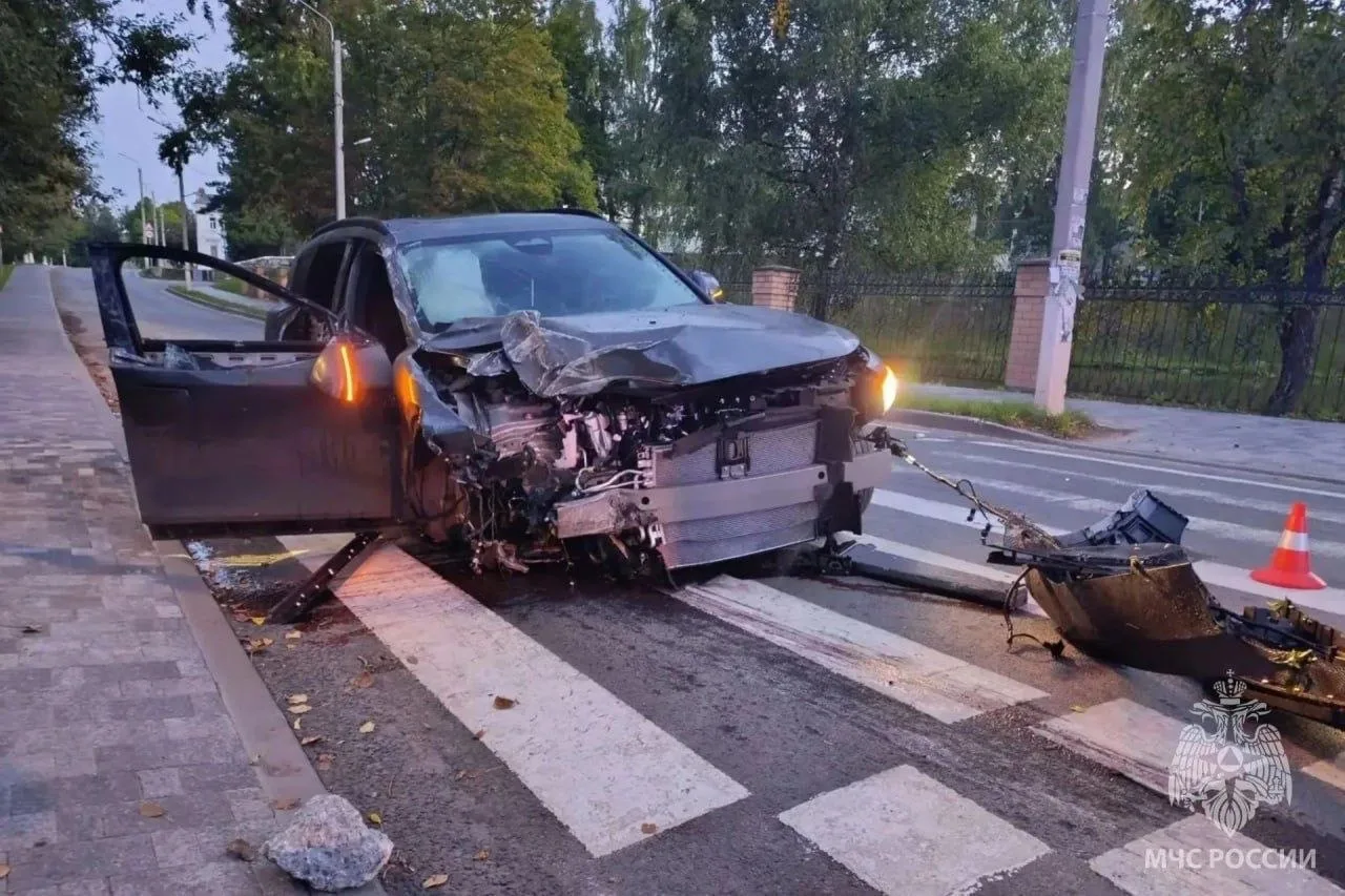 20 августа в 4:15 20-летняя автоледи на иномарке снесла напрочь опору уличного освещени...