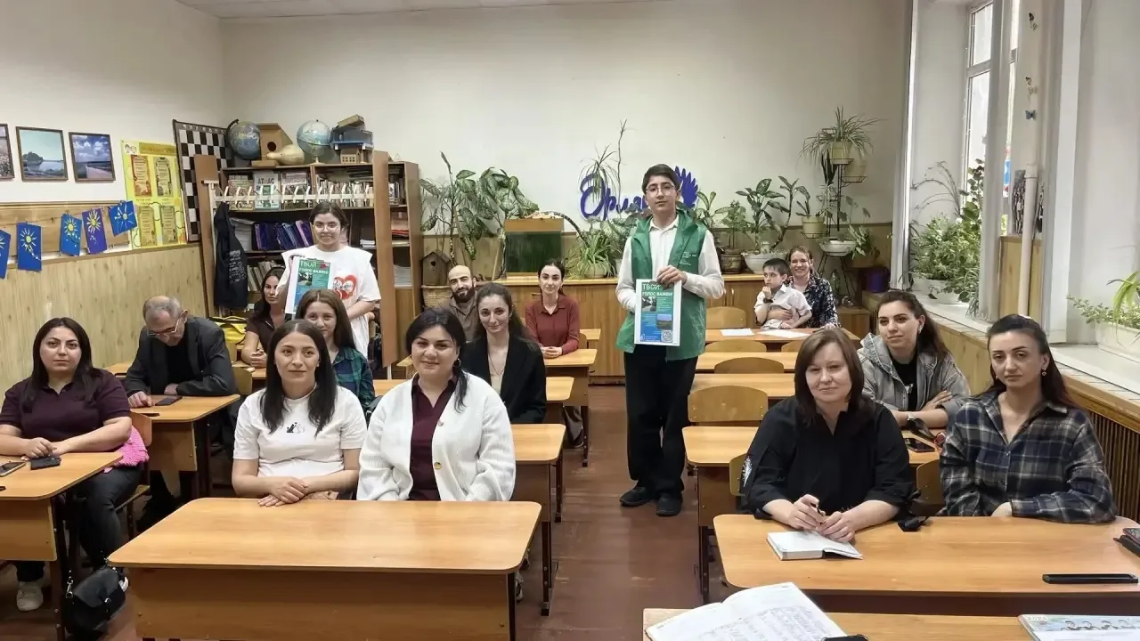 🌳 Волонтеры Чалтырской средней школы №1 помогают собирать голоса жителей по федерально...