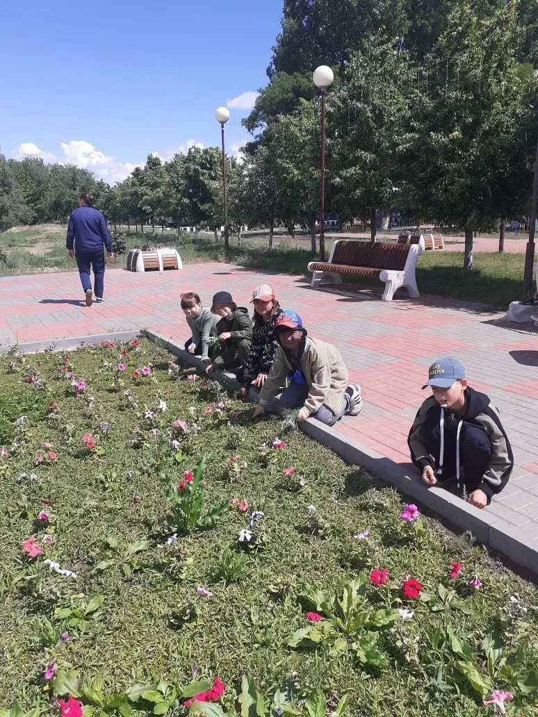 Сегодня в лагере прошла акция "Помоги природе". Наши ребята убирались в парке около ДК ...