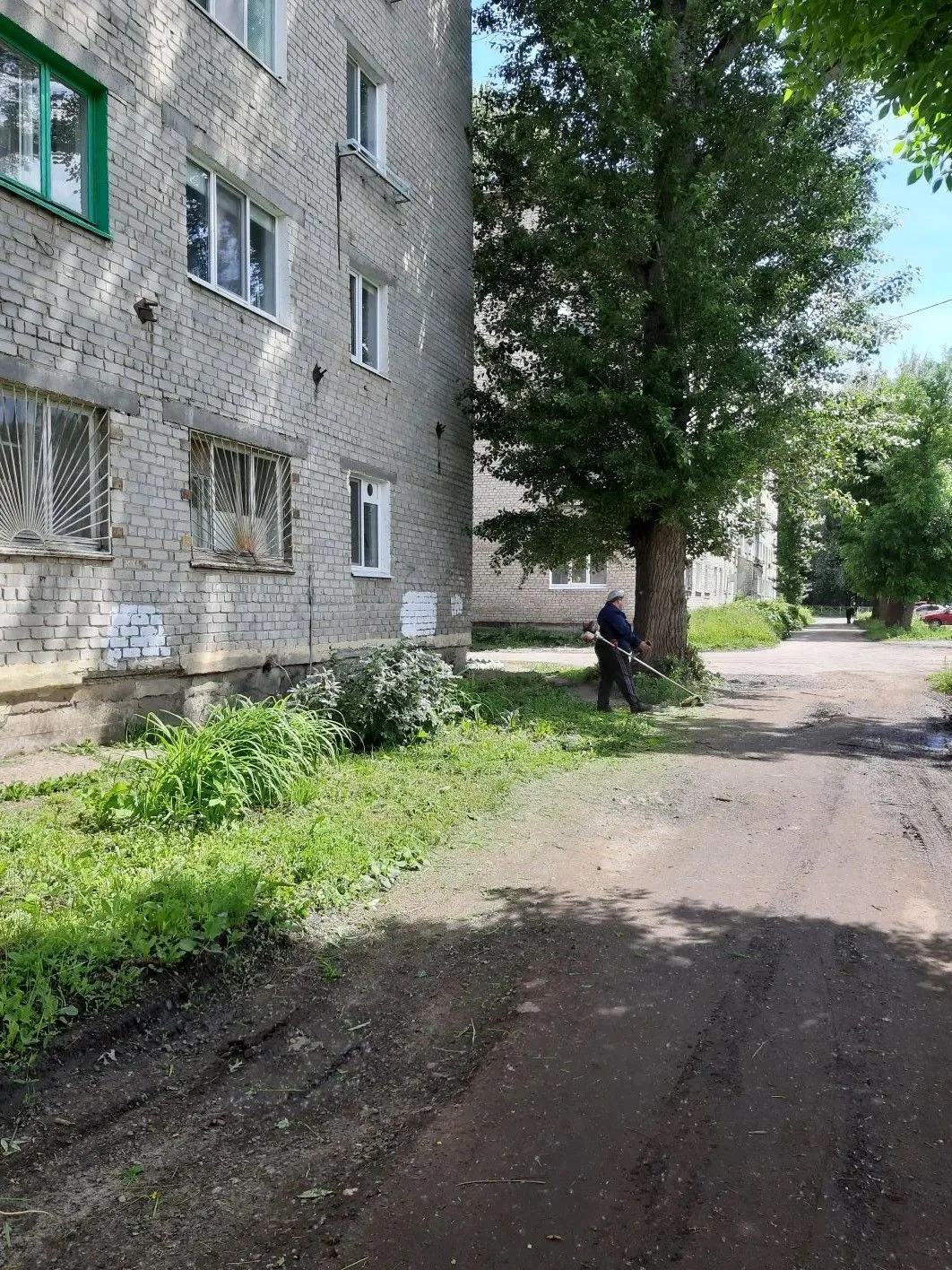 дома №30, 32, 34 по ул. Стасова - покос травы.