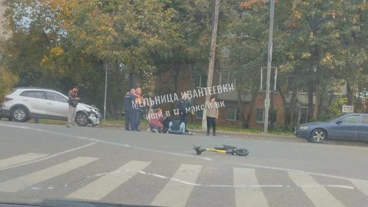 🚨 В Пушкино машина сбила двух подростков на электросамокате