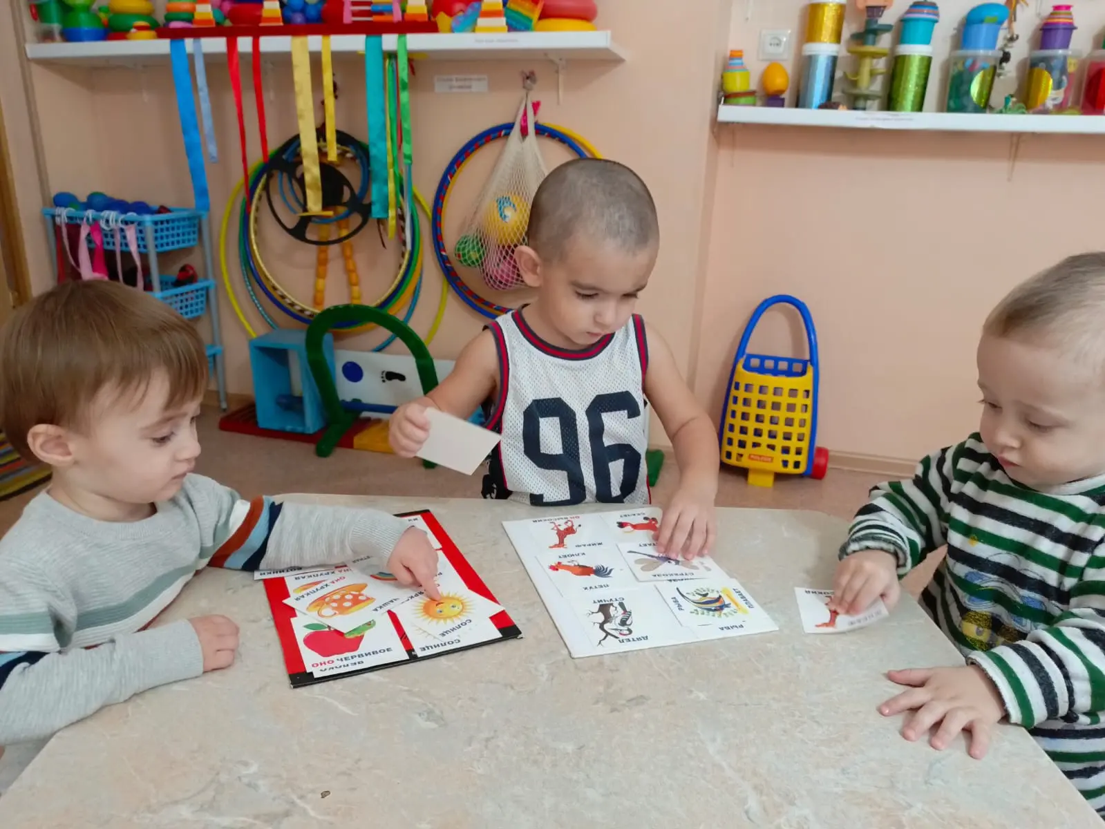 Дид.игра *Найди парную картинку Цель  учить детей называть предметы нарисованные на кар...