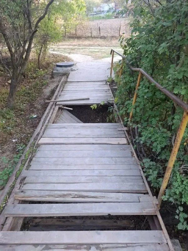 В станице Раевской вандалы повредили пешеходный мост через реку Цевкая.