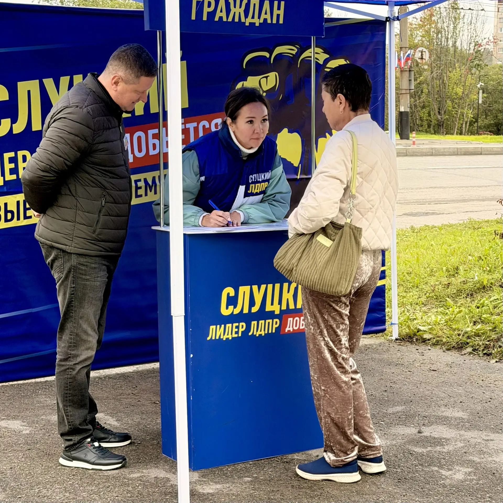 🚙Выездная приёмная Слуцкого продолжает работу с жителями Мурманска