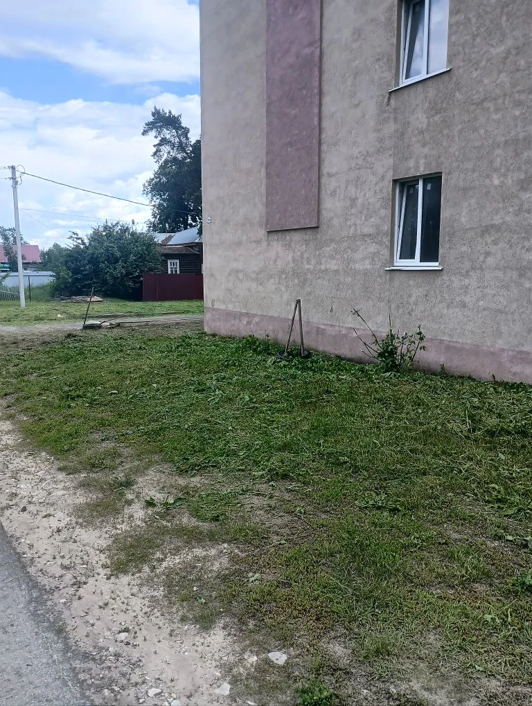 Скосили траву на придомовых территориях МКД (Калинина 136г, 138, 140).