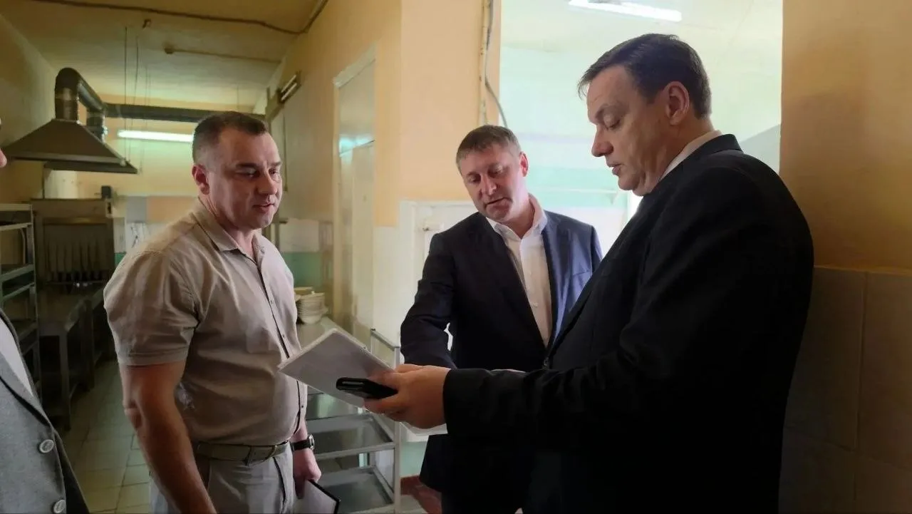 🇷🇺 Александр Шуваев проверил ход восстановительных работ в образовательных учреждения...