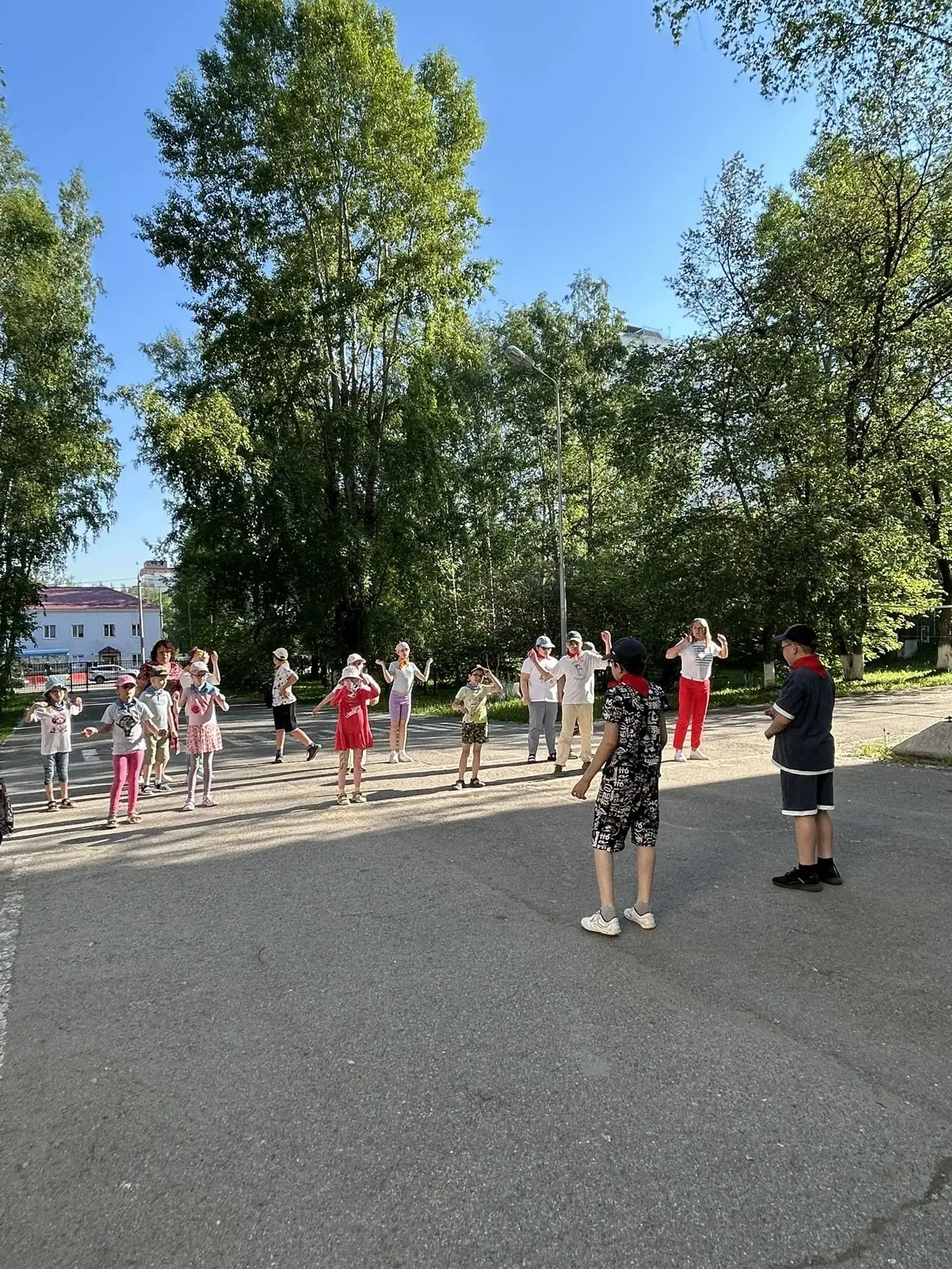 ✨10 июня день в летнем лагере прошел насыщенно и увлекательно!
 
Утро началось с зарядки – это отлич
