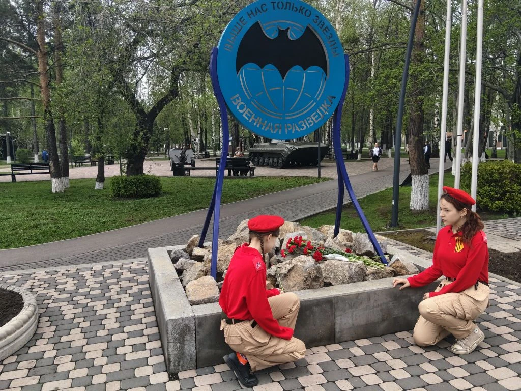 🇷🇺Этих дней не смолкнет  слава.. 🇷🇺 8 мая учащиеся школы приняли участие в церемонии возложения живы