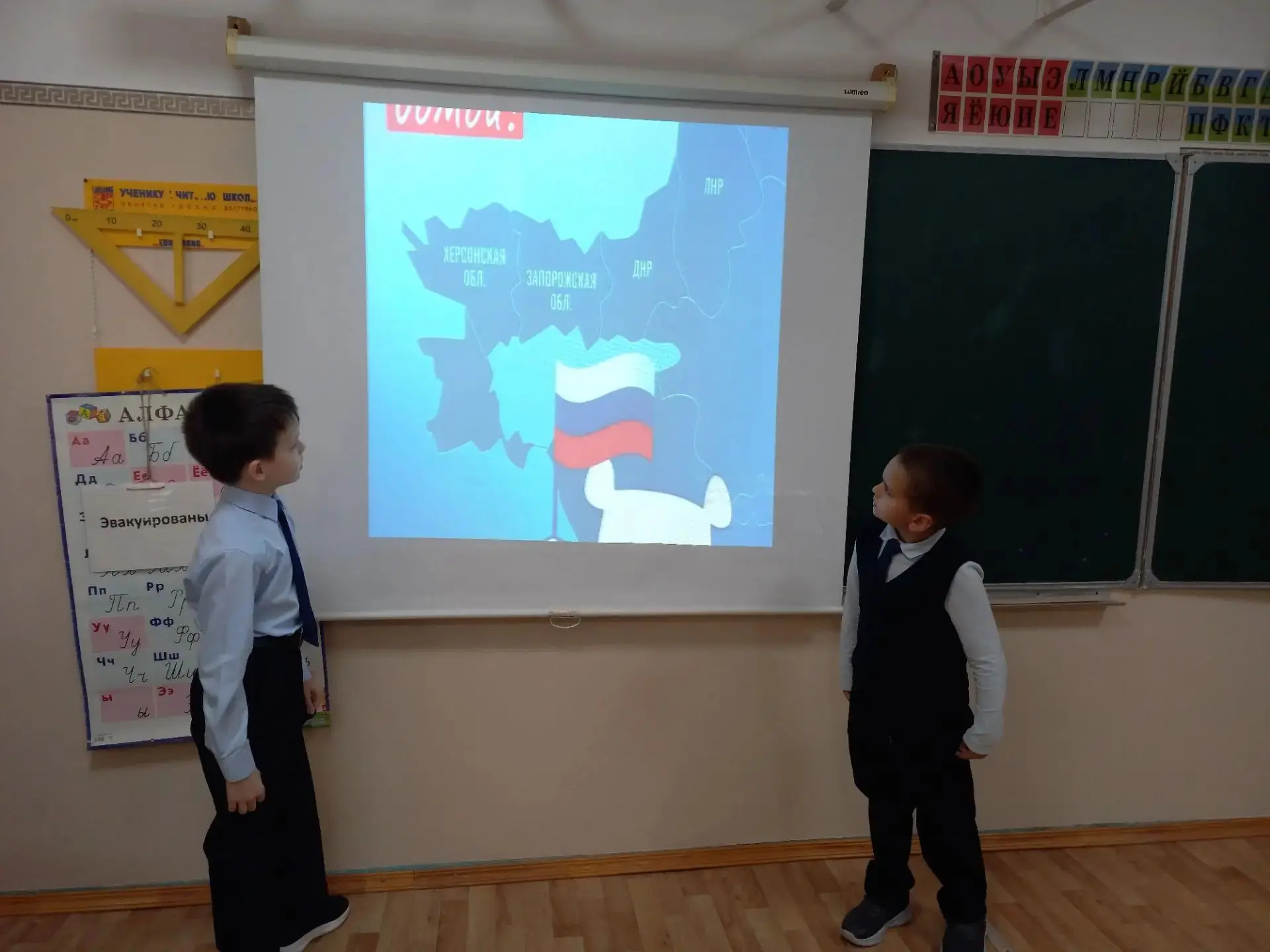 **Маленькие граждане большой страны: в 3 классе прошел урок единства**