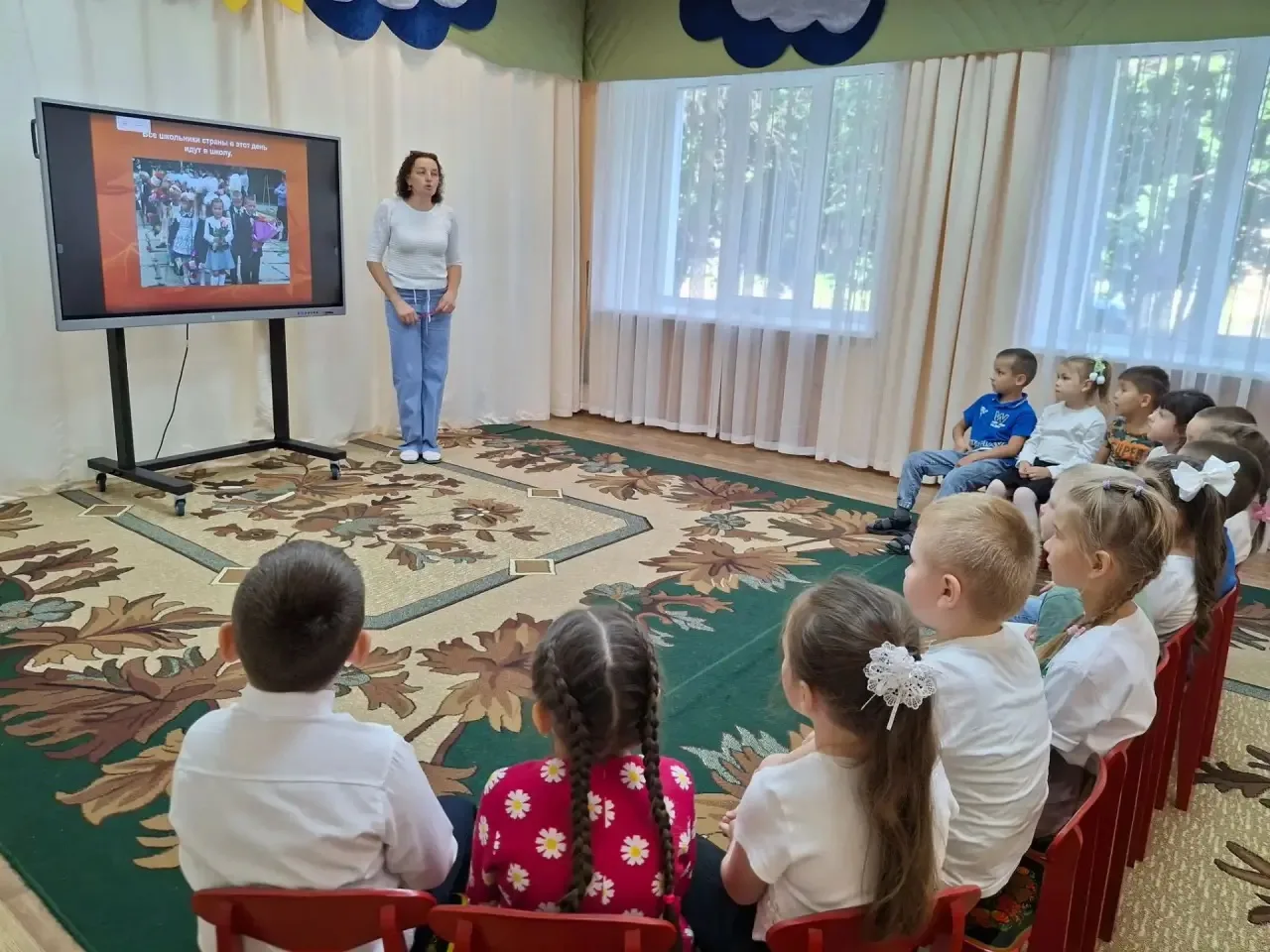 «День знаний: беседа с дошколятами о школе и новых открытиях»
