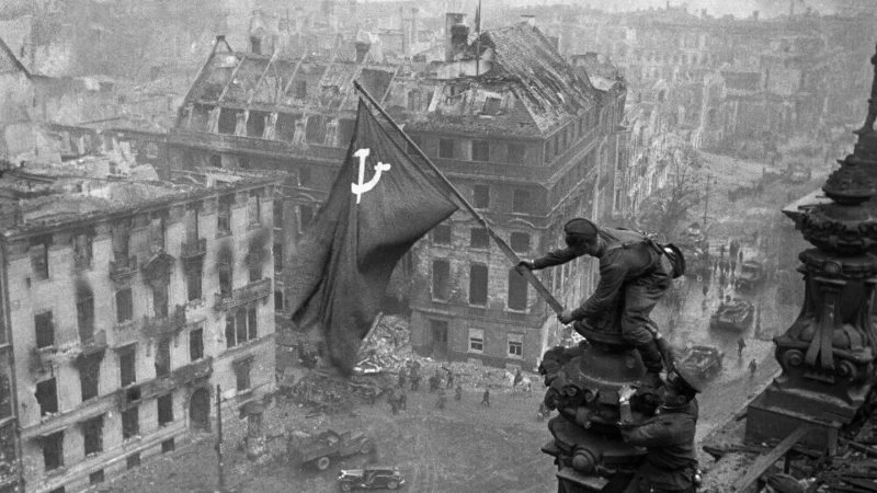 30 апреля 1945 года советские воины водрузили Знамя Победы над рейхстагом в Берлине, чт...
