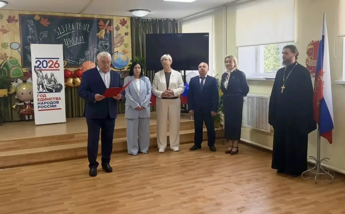 🔔 В нашей школе прошла торжественная линейка, посвящённая Дню знаний! 🎉🎓✨