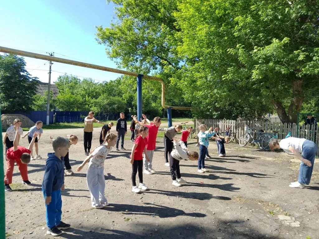 Второй день в ЛОЛ «Солнышко» начался с зарядки. Зарядка на свежем воздухе взбодрила ребят и задала х