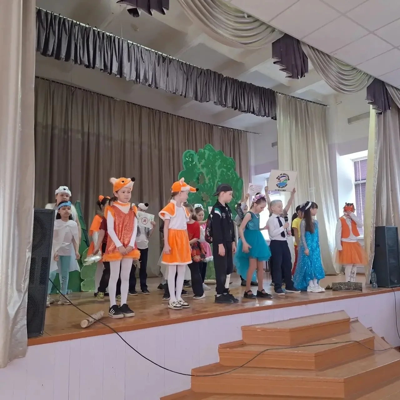🌿🎭 Экология на сцене: 2А класс выступил с премьерой!  В рамках экологической недели сегодня в актово