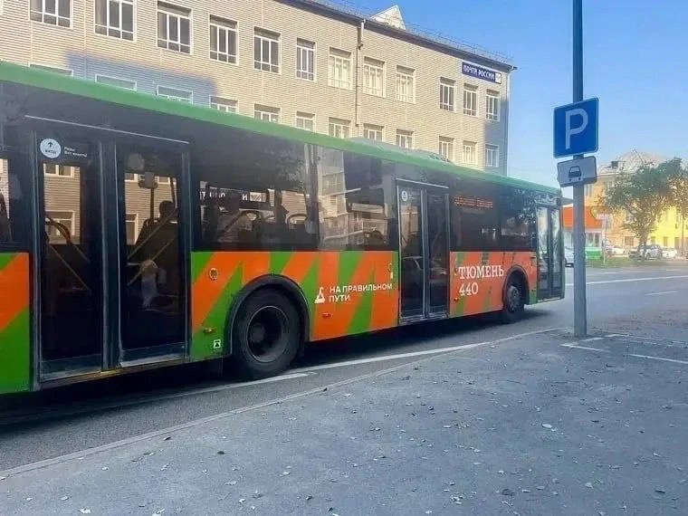 Автобусы преображаются ко Дню города.