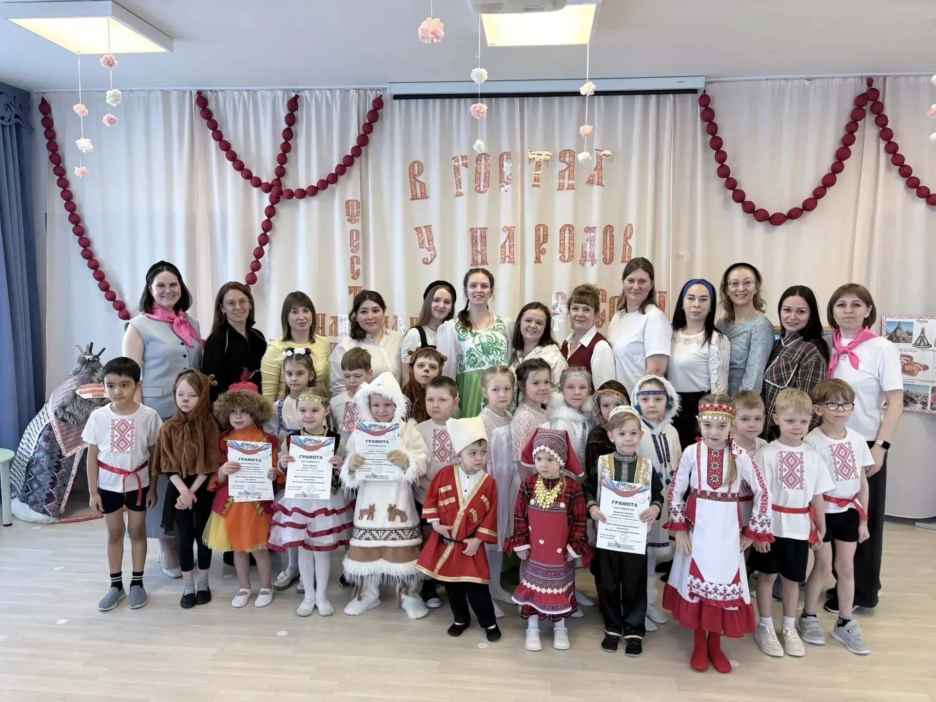 🎉 В нашем детском саду прошёл яркий фестиваль национальных костюмов «В гостях у народо...
