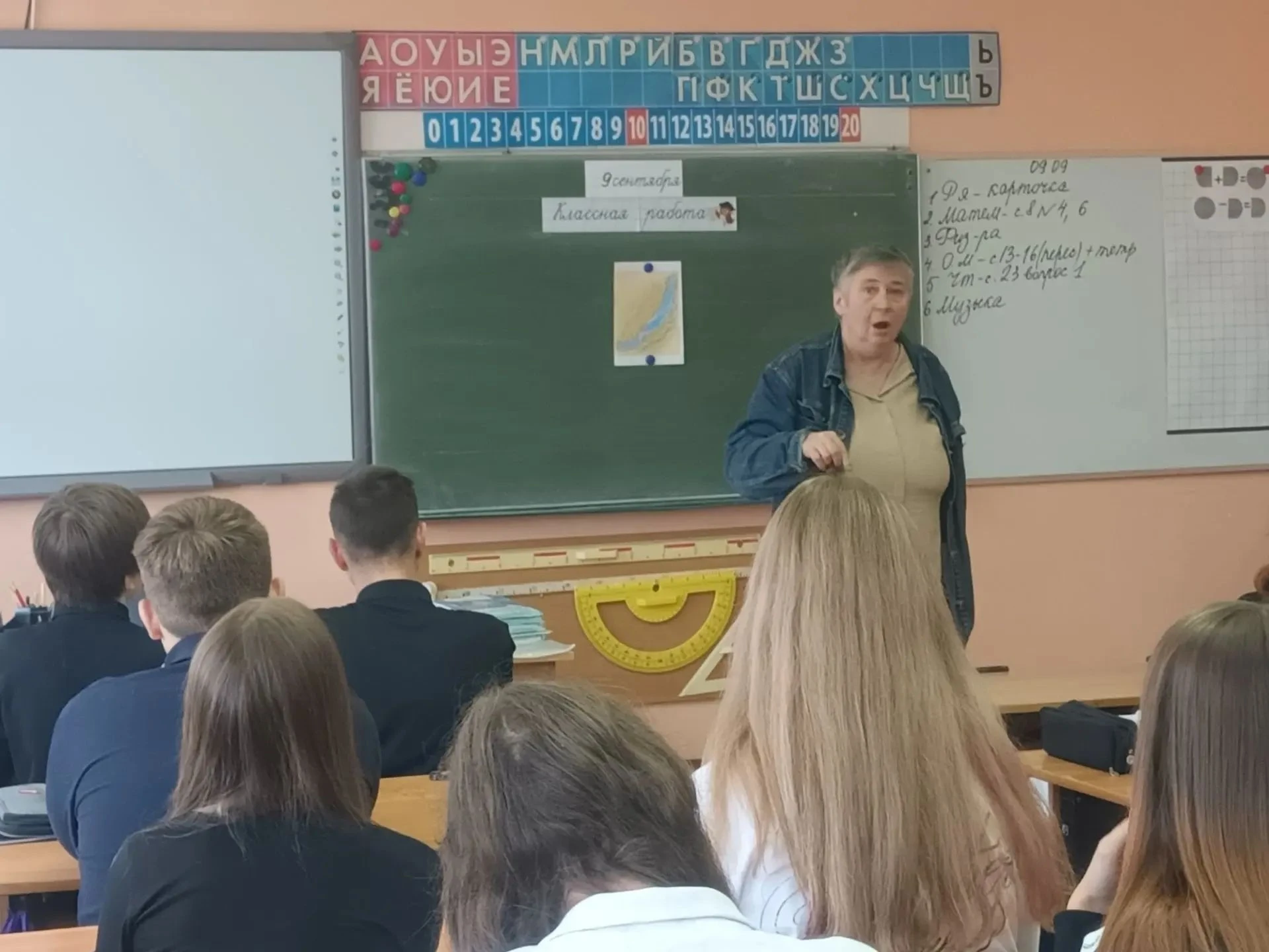 Библиотекарь Першинской сельской библиотеки пришла к девятиклассникам Першинской СОШ, ч...