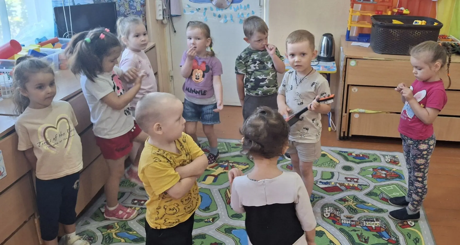 Балалайка -три струны, 
 Заиграй-ка звонко, 
 Настроенье подними 
 Мальчишкам и девчонкам.

23 июня 