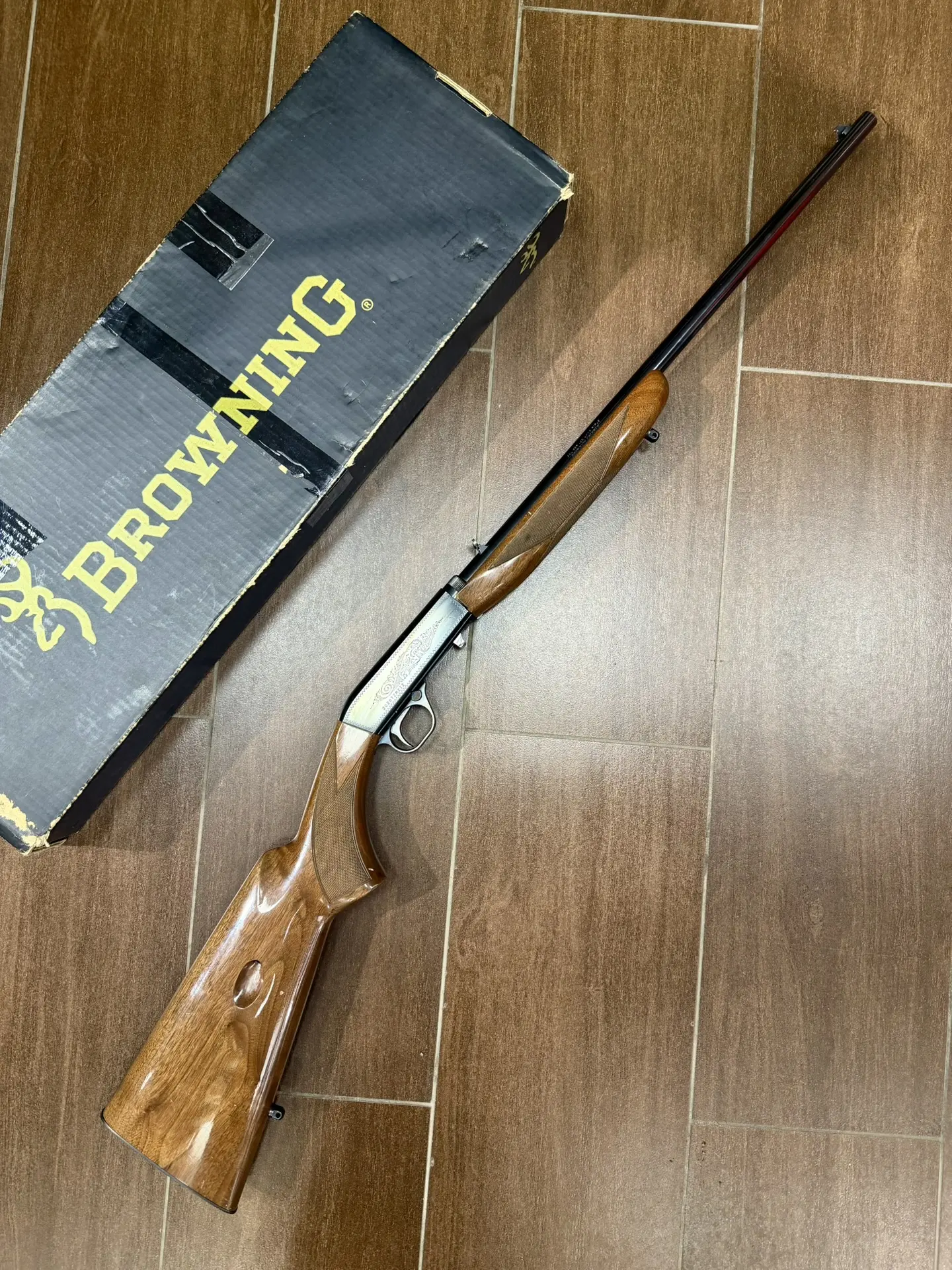 Гражданское оружие с нарезным стволом
Browning Auto калибр 22LR 
Система перезарядки - полуавтомат.
