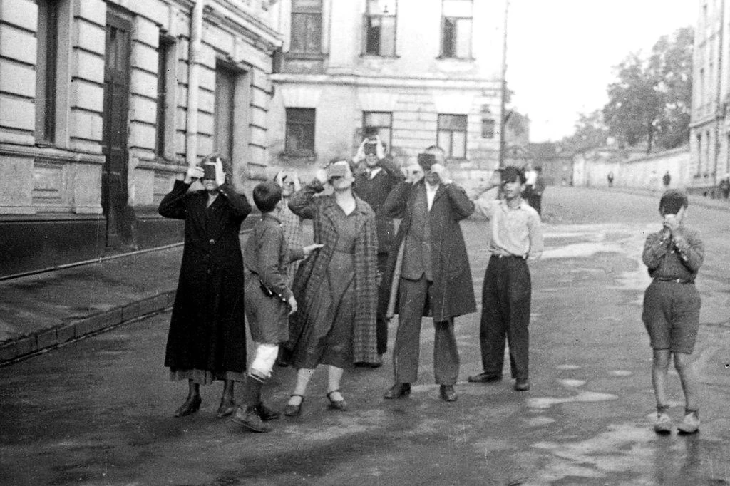 Затмение в Лялином переулке, 19 июня 1936 года

Ровно 90 лет назад москвичи наблюдали полное солнечн