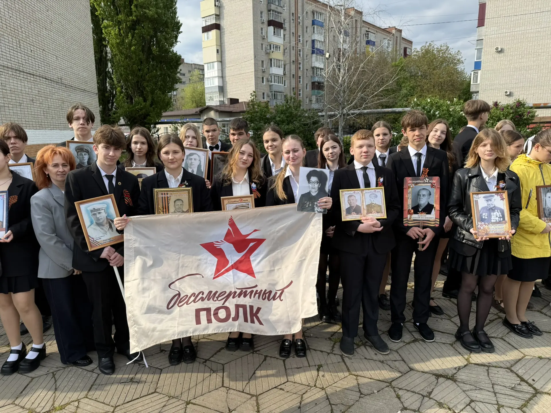 📸🕊 Фотокадры: Бессмертный полк во дворе гимназии!  Наши ученики хранят память и гордятся своими пред