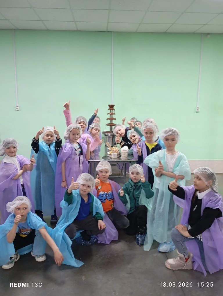 Орлята из 1 "А" класса побывали на шоколадной фабрике. 🍫🍫🍫🍫🍫🍫 Они увидели, как создаются сладкие кон