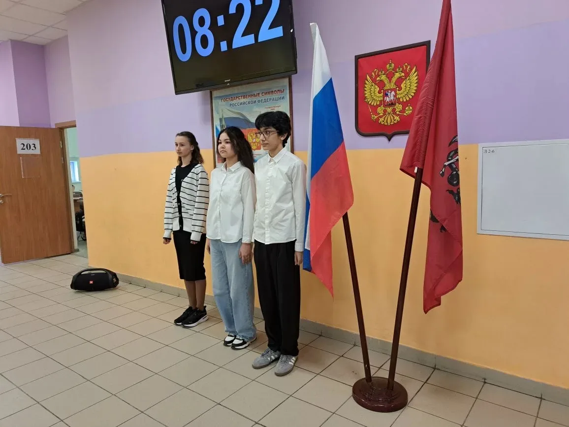 Церемония поднятия флага: торжественный старт недели  🇷🇺 В школе прошла торжественная церемония подн